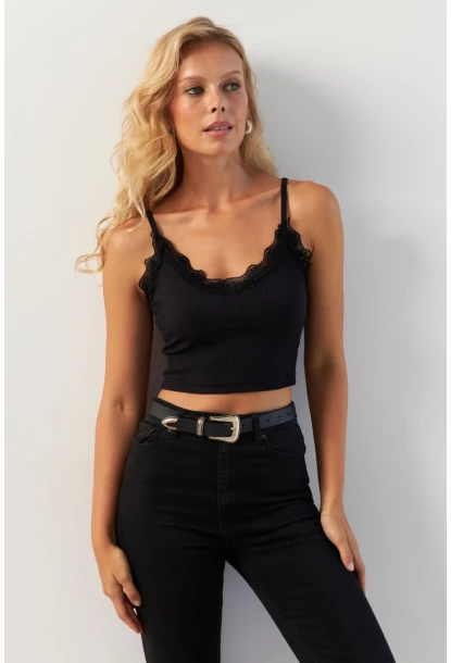 Kadın Siyah Dantel Detaylı Crop Bluz MK22