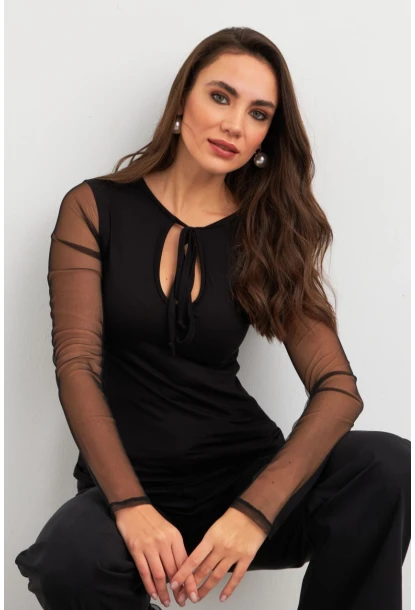 Kadın Siyah Kolları Tül Pencereli Bluz EY3021