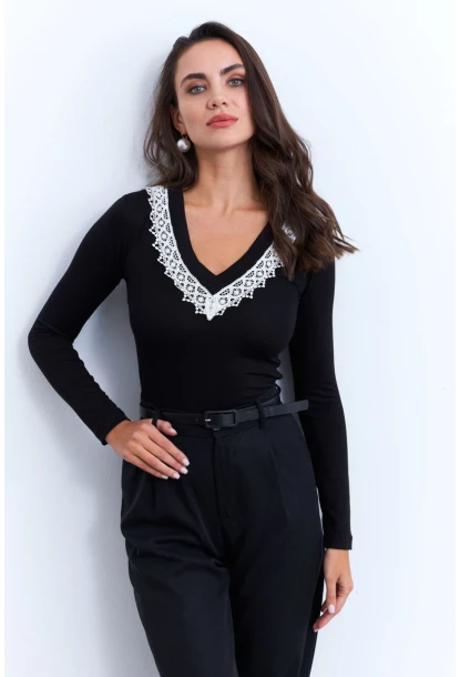 Kadın Siyah Kroşe Aksesuarlı V Yaka Bluz EY2969