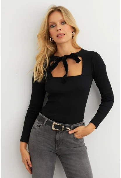 Kadın Siyah Önü Bağlamalı Kare Yaka Bluz EY3008