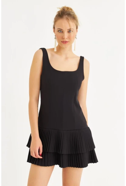 Kadın Siyah Sırt Dekolteli Fırfırlı Şortlu Mini Elbise FRY101