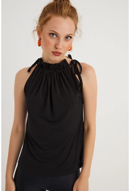 Kadın Siyah Yakası Fırfırlı Kolsuz Bluz BTH01