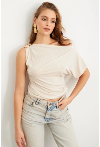 Kadın Vanilya Aksesuarlı Asimetrik Kol Bluz VA102