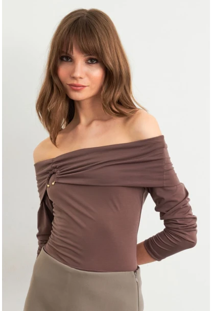 Kadın Vizon Halka Aksesuarlı Madonna Yaka Crop Bluz RLO3043