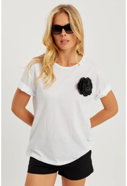 Kadın Beyaz Gül Aksesuarlı T-Shirt SF12721