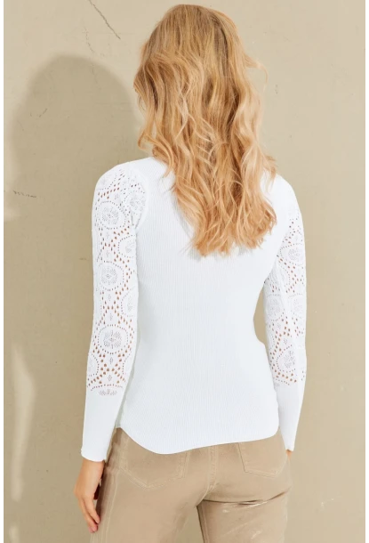 Kadın Beyaz Kalp Yaka Ajurlu Triko Bluz SMT217