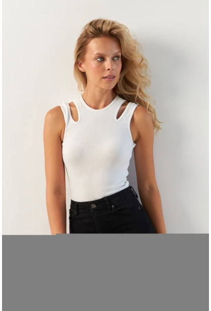 Kadın Beyaz Omuz Pencereli Bluz MK20