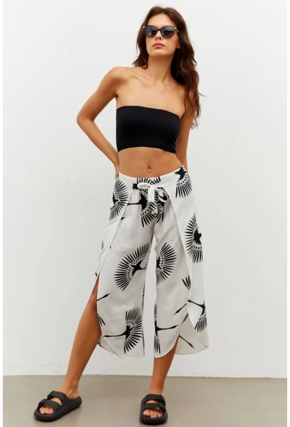Kadın Beyaz-Siyah Pareo Desenli Pantolon ÖM402
