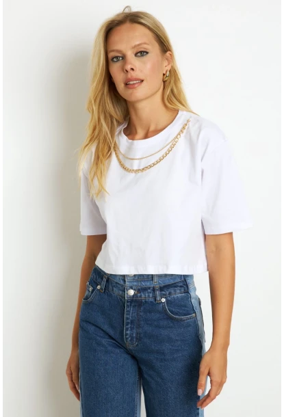Kadın Beyaz Zincir Aksesuarlı Kısa T-Shirt HT109