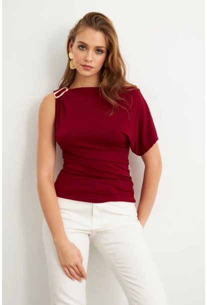 Kadın Bordo Aksesuarlı Asimetrik Kol Bluz VA102