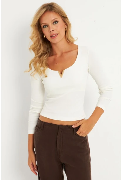 Kadın Ekru Aksesuarlı Kaşkorse Bluz RLO17