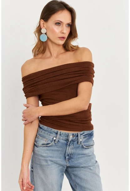 Kadın Kahverengi Kolsuz Madonna Yaka Bluz TF51