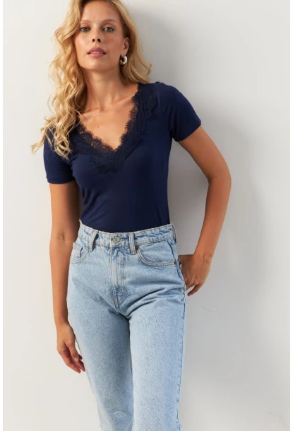 Kadın Lacivert Dantel Detaylı Bluz AYD374