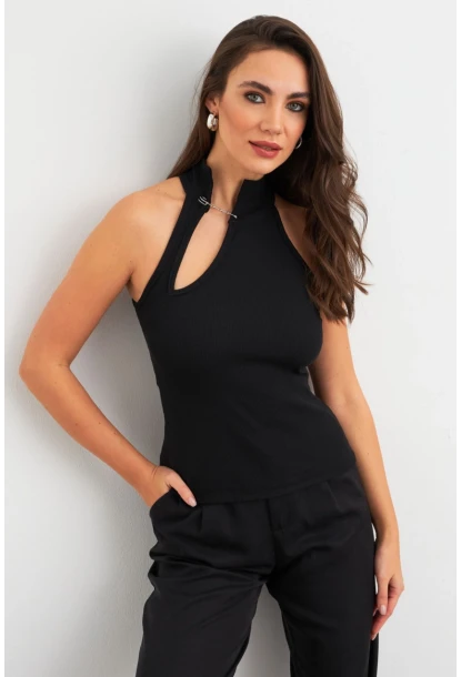 Kadın Siyah Aksesuarlı Pencereli Kolsuz Bluz EY3028
