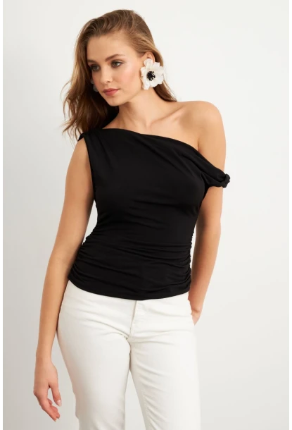 Kadın Siyah Asimetrik Kol Bluz VA100