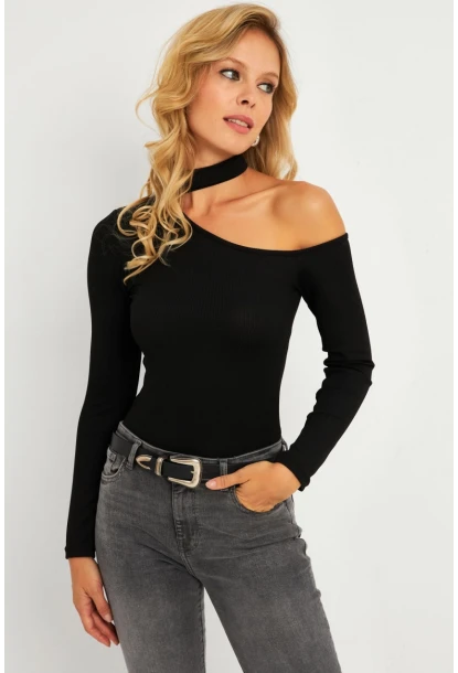 Kadın Siyah Asimetrik Yaka Bluz CG376