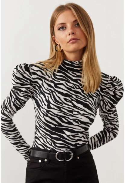 Kadın Siyah-Beyaz Balon Kol Zebra Desen Bluz EY1062
