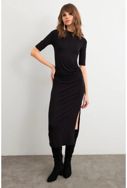 Kadın Siyah Büzgülü Yırtmaçlı Tshırt Elbise FS9594