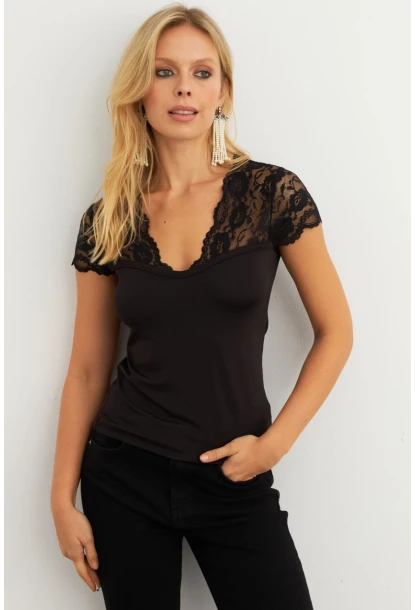 Kadın Siyah Dantelli Bluz EY3006