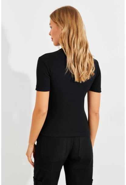 Kadın Siyah Düğme Aksesuarlı Kaşkorse Bluz EY2560