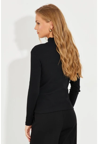 Kadın Siyah Düğme Aksesuarlı Kaşkorse Bluz EY2579