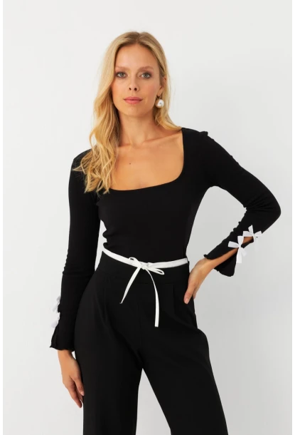 Kadın Siyah Fiyonklu Kare Yaka Crop Bluz RLO3034