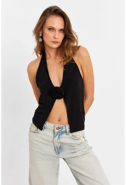 Kadın Siyah Gül Aksesuar Detaylı Crop Bluz ELT3923