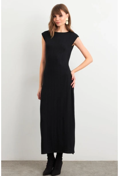 Kadın Siyah Kolsuz Yırtmaçlı Midi Elbise TF60