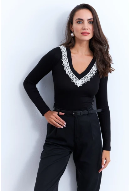 Kadın Siyah Kroşe Aksesuarlı V Yaka Bluz EY2969