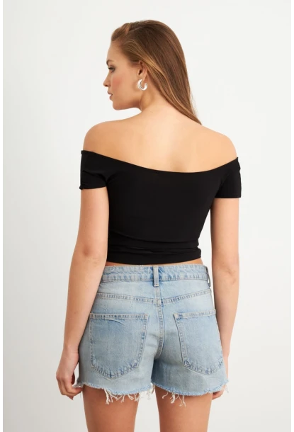 Kadın Siyah Madonna Yaka Crop Bluz VA101