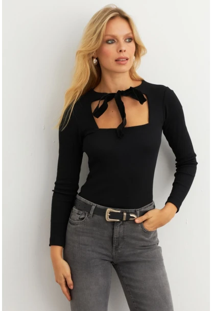 Kadın Siyah Önü Bağlamalı Kare Yaka Bluz EY3008