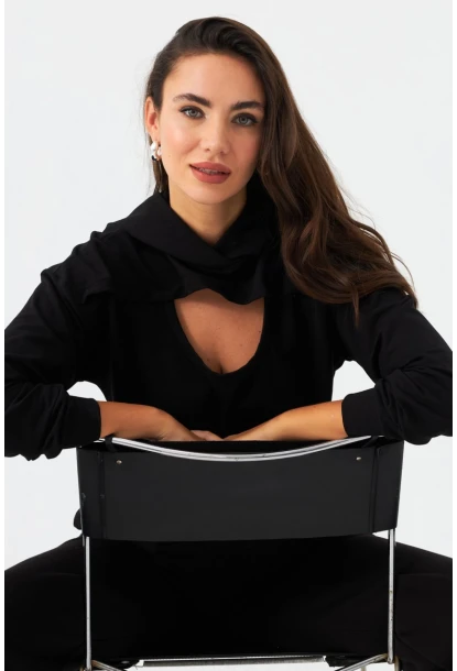 Kadın Siyah Önü Pencereli Kapüşonlu Sweatshirt TF38