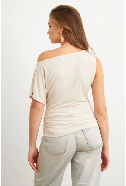 Kadın Vanilya Aksesuarlı Asimetrik Kol Bluz VA102