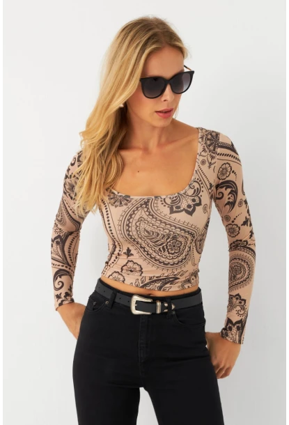 Kadın Vanilya-Siyah Kare Yaka Desenli Crop Bluz LİK13