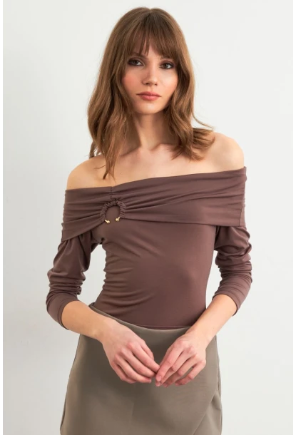 Kadın Vizon Halka Aksesuarlı Madonna Yaka Crop Bluz RLO3043