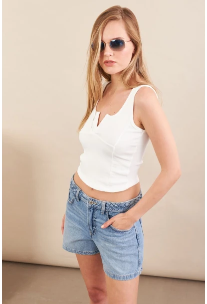 Kadın Beyaz Agraflı Kısa Bluz ZH167