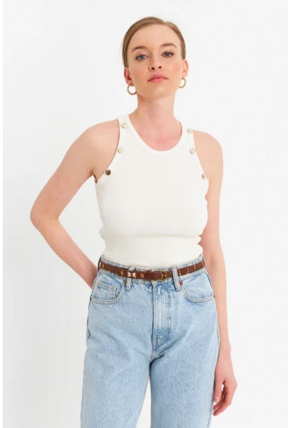 Kadın Beyaz Düğme Detaylı Kolsuz Kaşkorse Bluz TF55