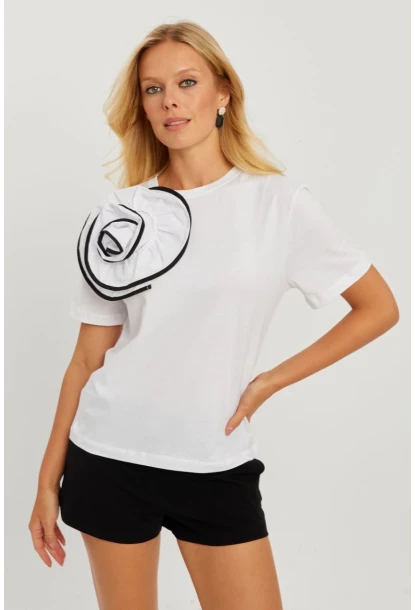 Kadın Beyaz Gül Aksesuarlı T-Shirt SF12740