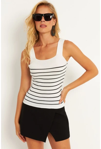 Kadın Beyaz Kare Yaka Çizgili Triko Bluz KAZ15