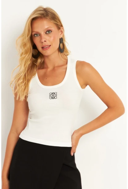 Kadın Beyaz Nakışlı Kaşkorse Bluz MK17