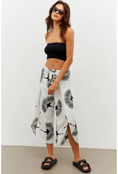 Kadın Beyaz-Siyah Pareo Desenli Pantolon ÖM402