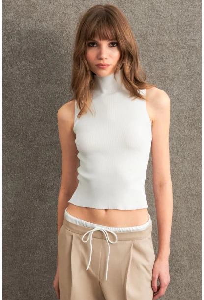 Kadın Beyaz Triko Kolsuz Bluz YV305