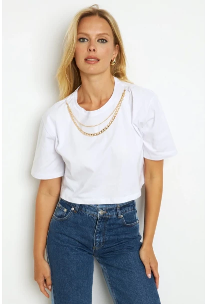Kadın Beyaz Zincir Aksesuarlı Kısa T-Shirt HT109