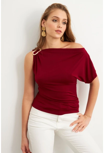 Kadın Bordo Aksesuarlı Asimetrik Kol Bluz VA102