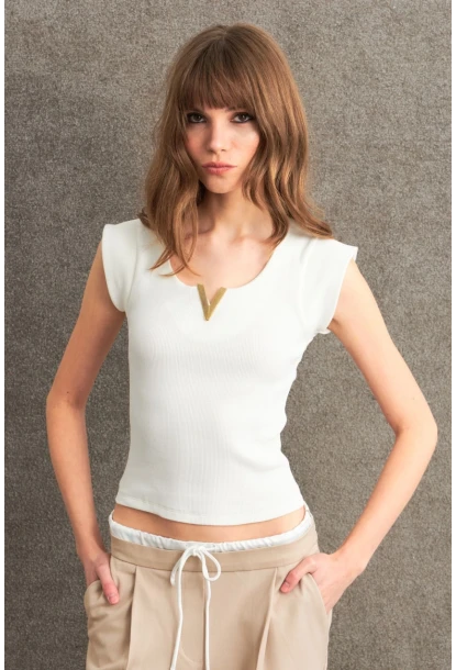 Kadın Ekru Aksesuarlı Kolsuz Bluz RLO101