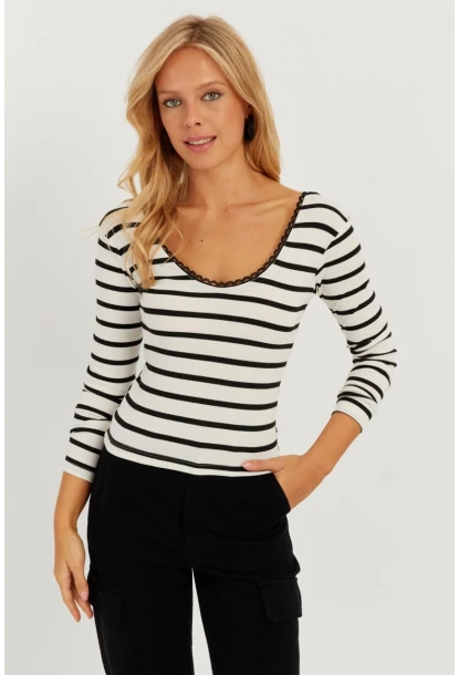 Kadın Ekru Dantel Ve Düğme Detaylı Bluz PP5363