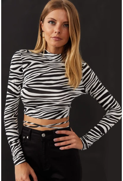 Kadın Ekru-Sıyah Sırt Dekolteli Zebra Desenli Crop Bluz LPP1131
