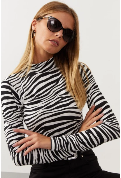 Kadın Ekru-Sıyah Yarım Balıkçı Zebra Desen Bluz LPP1133