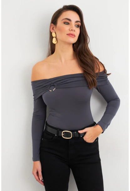 Kadın Gri Halka Aksesuarlı Madonna Yaka Crop Bluz RLO3043