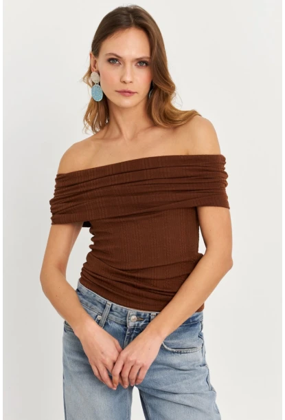 Kadın Kahverengi Kolsuz Madonna Yaka Bluz TF51